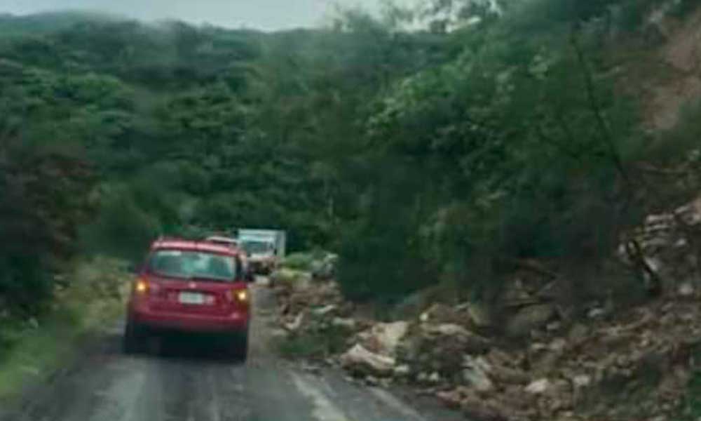 Se registran deslaves en la carretera estatal Tecomatlán-Tulcingo de Valle 