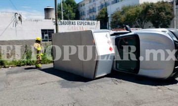 Chocan en la colonia Amor; la camioneta volcó en el lugar