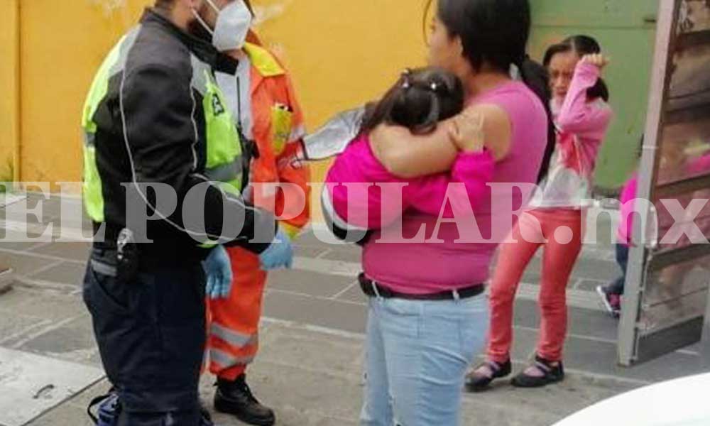 Auto atropella el pie de Karla, una bebé, en Centro Histórico