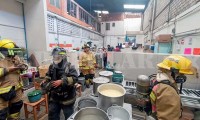 Se quema puesto de comida por flamazo en Central de Abasto