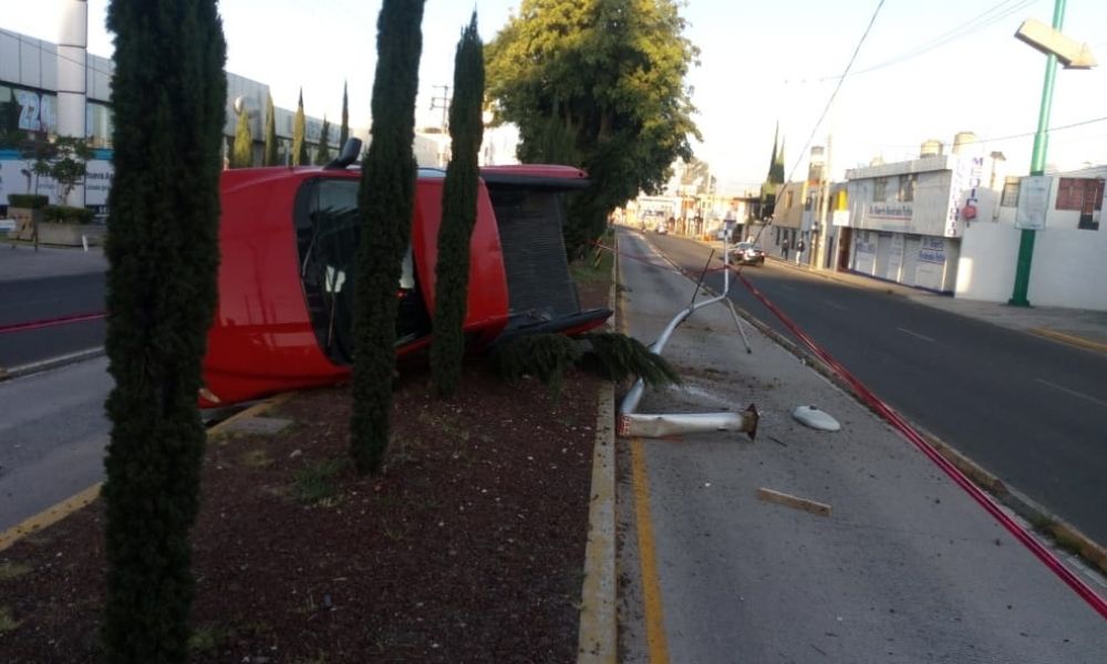 Camioneta termina volcada y la abandonan en colonia Adolfo López Mateos