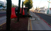 Vuelca camioneta en colonia Adolfo López Mateo en Puebla