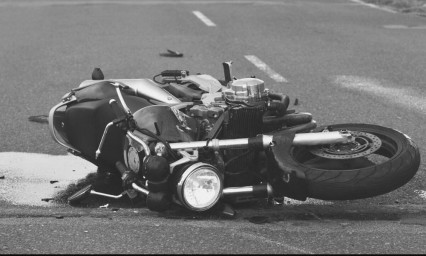 Motociclista impacta contra vehículo en movimiento en Chipilo