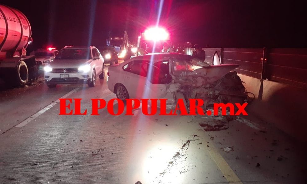 Automovilista se estampa en remolque de tráiler mal estacionado en la Puebla-Cordoba