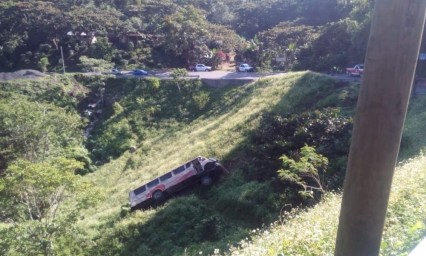 Autobús vuelca a barranco tras golpear a motociclista