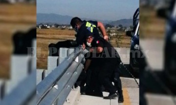 Intenta suicidarse desde un puente pero lo salvan policías de Ocoyucan