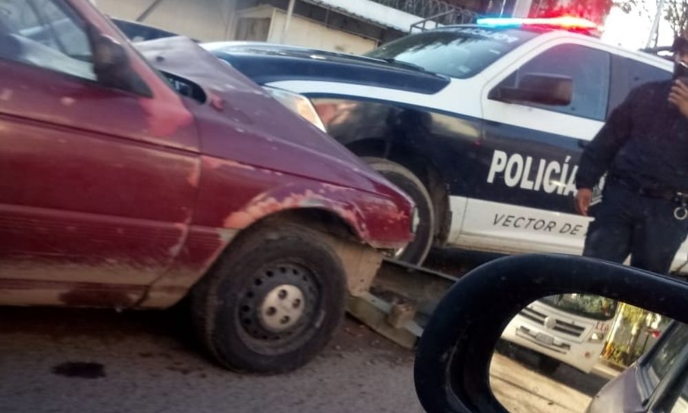 Choca patrulla y auto en la colonia El Refugio, al sur de la capital poblana. 