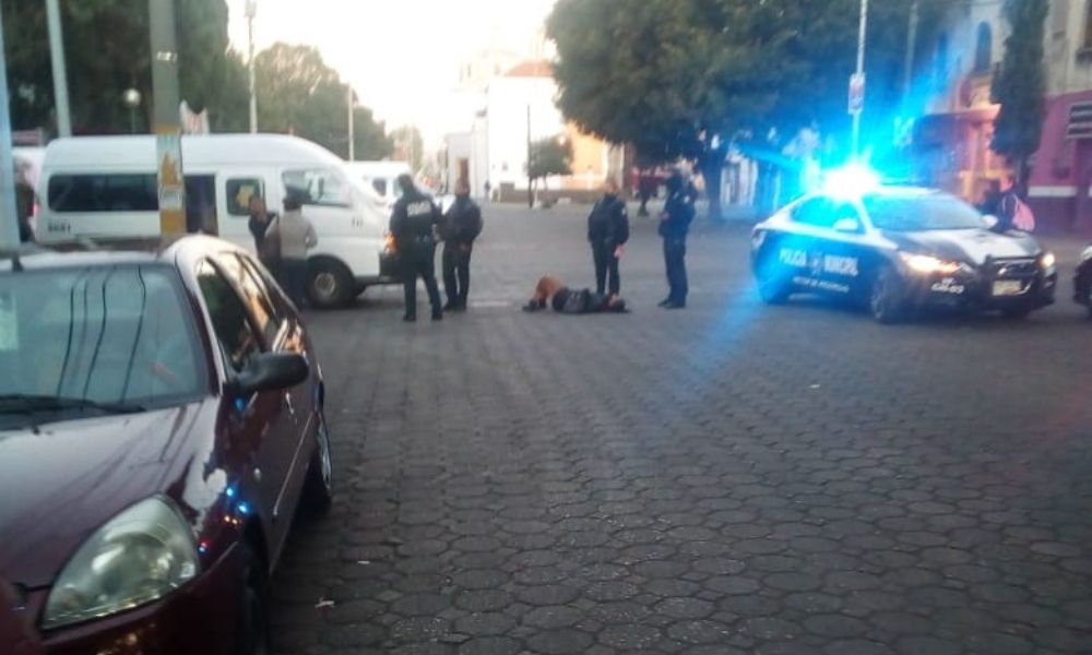 Mujer lesionada al ser impactada por ruta sobre la 9 Norte en Puebla