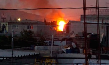 Incendian toma clandestina en Amozoc; evacúan a 70 familias