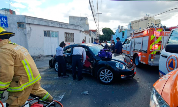 Choque entre auto y ruta deja dos lesionados