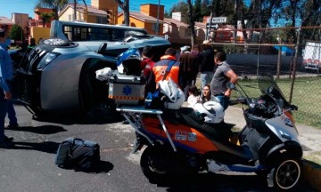 Camioneta se pasa el semáforo y termina volcada en Valle Dorado