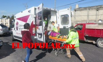 Choque de camioneta y camión de volteo deja lesionados en Totimehuacan