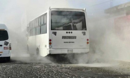 De la nada, se incendia unidad del Ruta 4 en colonia Granjas Puebla