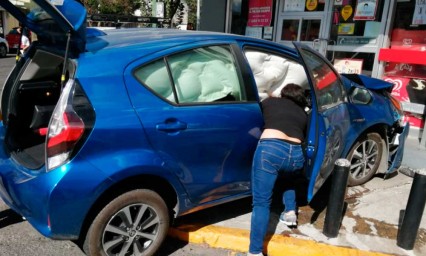 ¡WTF! Se estrellan hasta fachada de Oxxo en colonia Chulavista