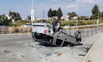 Ebrios vuelcan y abandonan su camioneta en bulevar Carmelitas