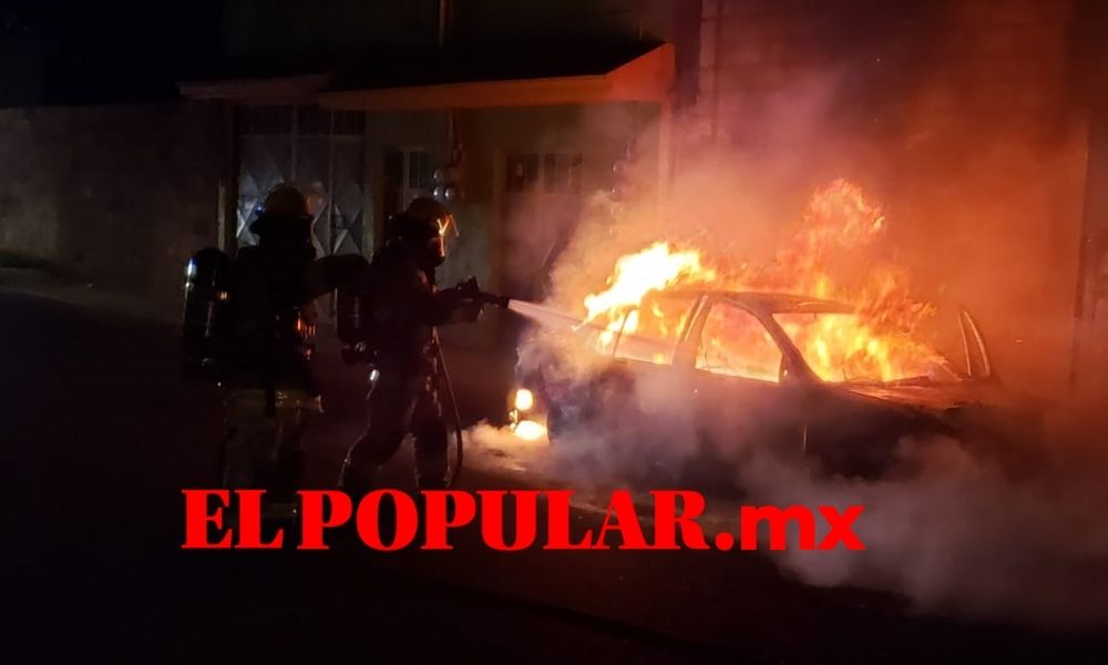 Incendio calcina automóvil en la colonia Miravalle
