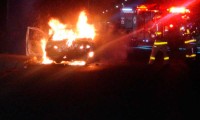 Se calcina auto en Xochimehuacan; aún no saben qué originó el fuego 