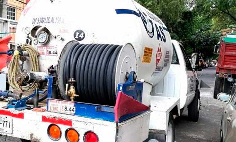 Policía recupera pipa de gas abandonada y conectada a un gasoducto