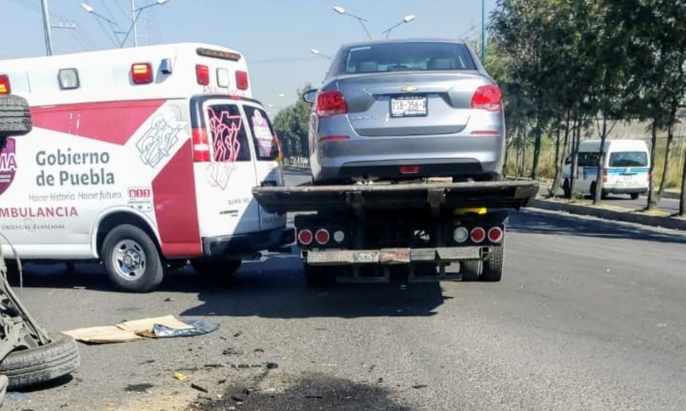 Choque deja camioneta volcada en la junta auxiliar de San Jerónimo Caleras