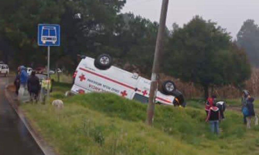 Ambulancia termina volcada en la carretera Ahuazotepec- Zacatlán