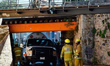 Como chingaos no voy a poder: Pipa de Gas se atora en puente de Cholula