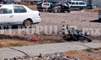 Moto se incendia en estacionamiento de Ceres de San Miguel