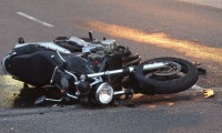 Motocicleta se impacta contra vehículo en carretera Tejocotal-Tlaxco
