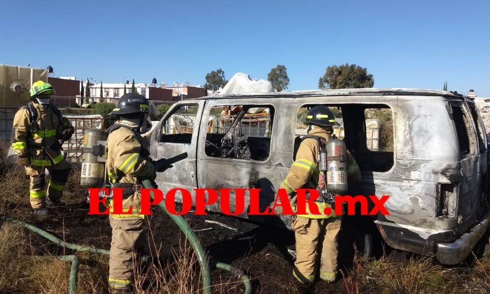 Camioneta calcinada por incendio en corralón en la colonia Guadalupe Hidalgo