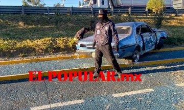 Auto termina en ciclovía reas choque y deja dos lesionados en Puebla