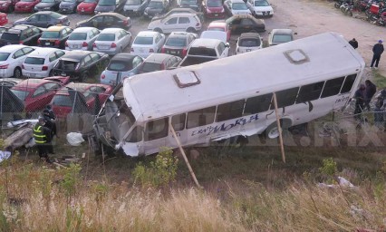 Muere chofer al chocar contra poste de concreto y volcar en penal San Miguel