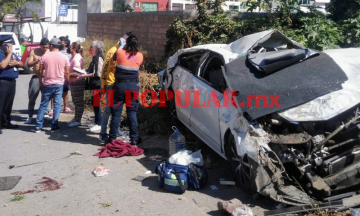 Salida de camino y volcadura deja a jóvenes heridos en Totimehuacan