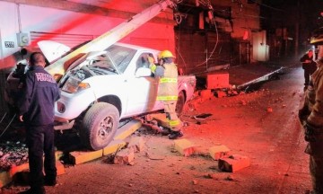 Abandonan camioneta tras derribar poste en la colonia Belisario Domínguez