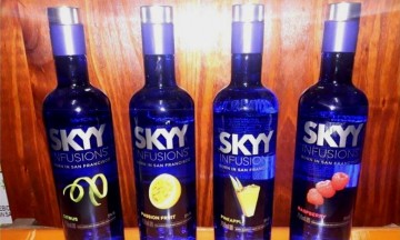 La caja iba cargada con bebidas alcohólicas de la empresa SKYY.