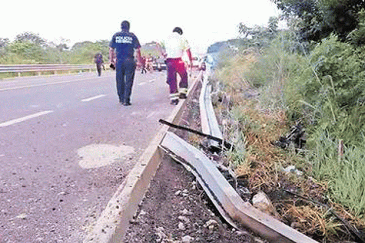 Mueren tres personas por volcadura de tráiler en la autopista Siglo XXI