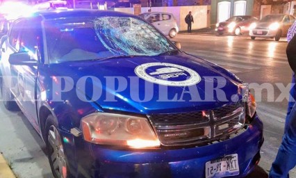 Patrulla de Fiscalía se pasa el rojo y arrolla a un motociclista