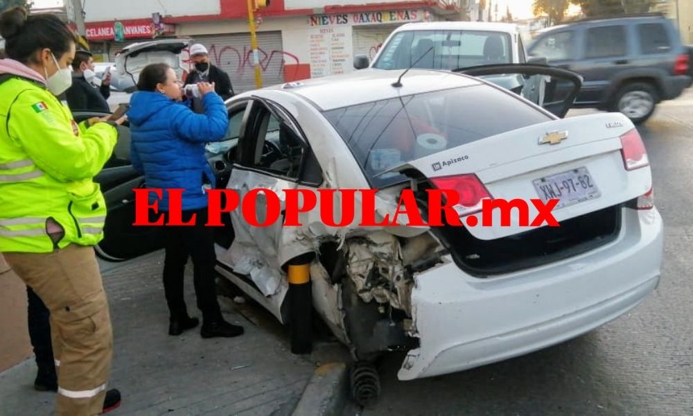 Camioneta choca contra auto y deja una persona herida en la colonia Las Palmas