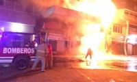 Fuego en la Central de Abastos de Huixcolotla consumió seis bodegas