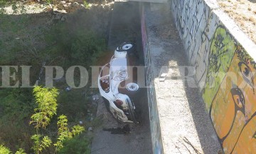 Vocho sale volando de puente en Periférico Ecológico