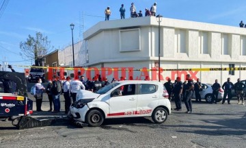 Elementos de Tránsito Municipal señalizaron y acordonaron la zona.