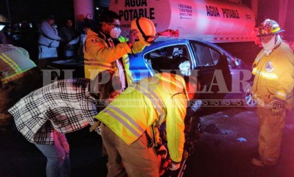Automovilista termina prensado por choqueen San Rafael Oriente