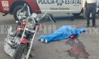 Mujer motociclista muere en Cuatro Caminos al chocar contra camión de CFE