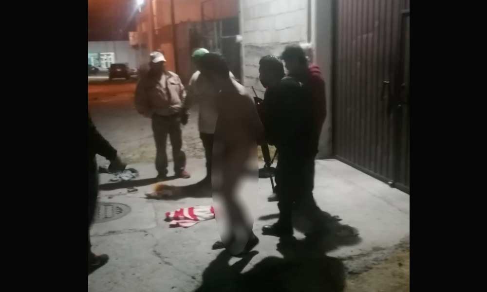Vecinos desnudan a presunto ladrón en Fovissste de Tecamachalco