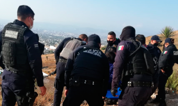 Esposan a mujer a árbol de cerro en Tehuacán 