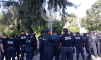 Policía estatal secuestra a mujer policía en Izúcar; policías se manifiestan