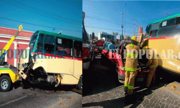 Choque de microbús y camioneta deja cinco lesionados 