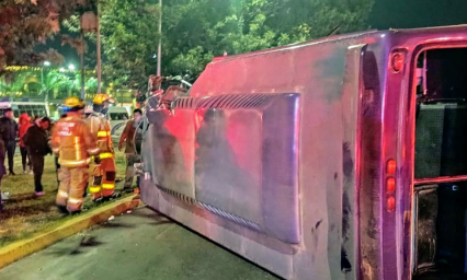 Ruta choca contra tráiler, deja seis lesionados