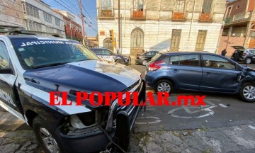 Automovilista se pasa el rojo del semáforo y es impactada por patrulla en inmediaciones del Paseo Bravo