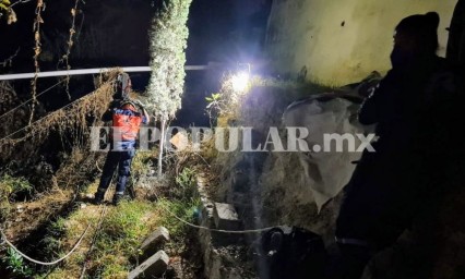 Rescatan a mujer del fondo de una barranca