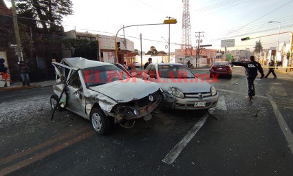 Choque múltiple deja dos lesionados en Bugambilias