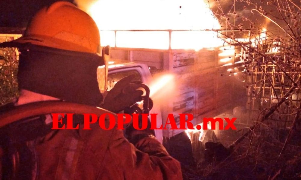 Incendio en corralón calcina vehículos en la segunda ampliación de la colonia Guadalupe Hidalgo